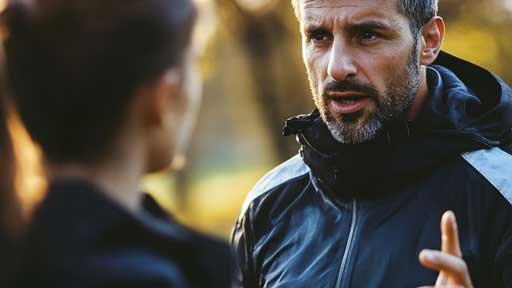 homem-conevrsando-com-mulher-retangulo